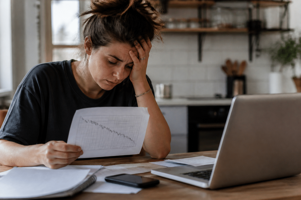 Personne stressée examinant calendrier avec graphique décroissant