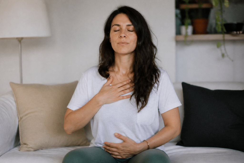 Femme assise yeux fermes pratiquant respiration profonde consciente