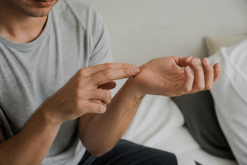 Doigt sur poignet mesurant les battements cardiaques au repos