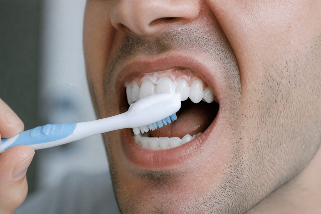 Brosse à dents appliquant pâte blanche homogène sur dents