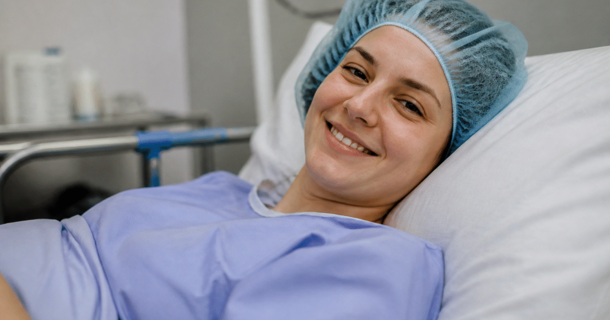 Personne allongee a l'hopital souriant avant intervention chirurgicale