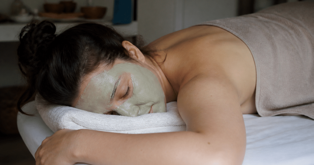 Patient allonge sur table massage face masque therapie