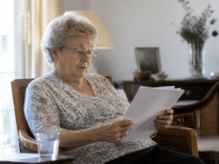Personne agee assise confortablement lisant document relaxation