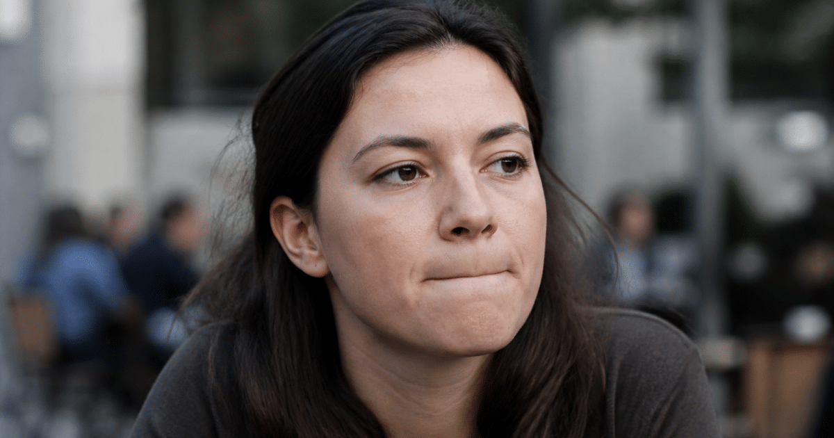 Personne fermant la bouche avec les levres serrees volontairement