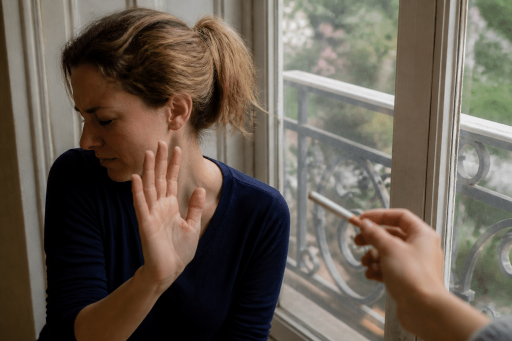 Personne stressée évitant cigarette près fenetre ensoleillée