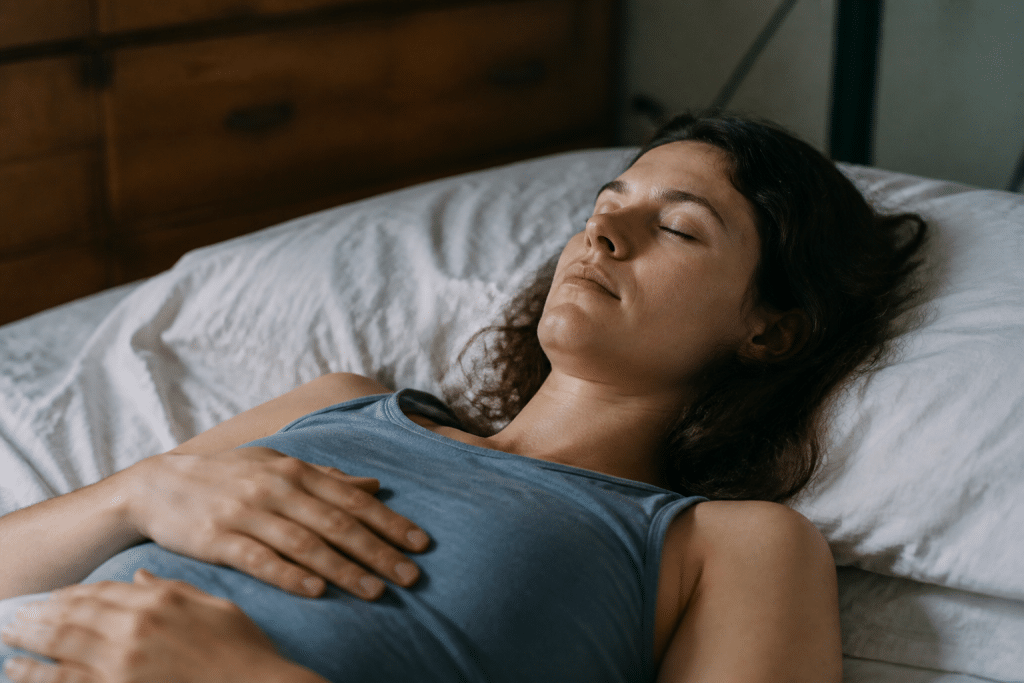 Personne respirant profondément allongee sur lit calme