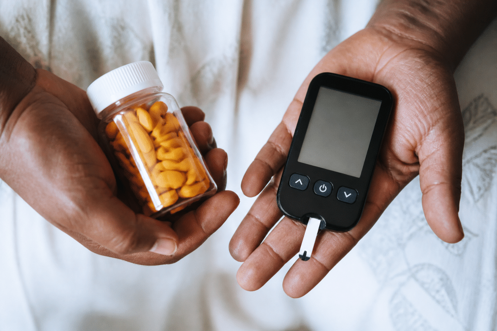 Mains tenant flacon de vitamines et glucometre pour diabete