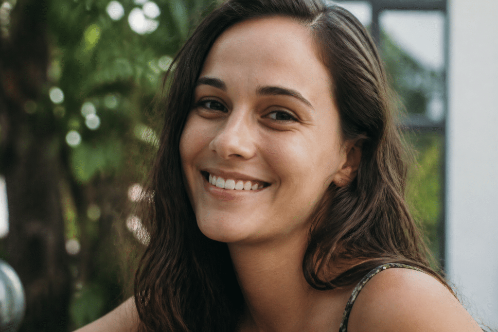 Femme souriante montrant ses dents blanches éclatantes naturellement