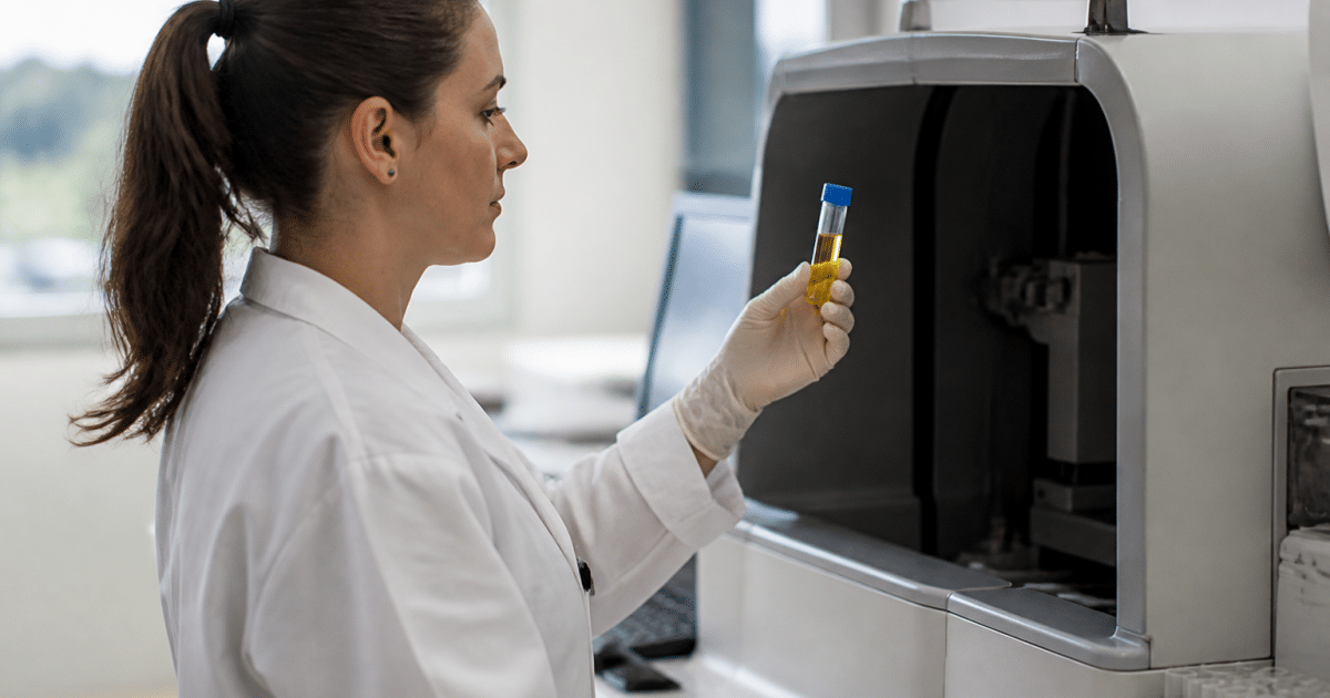 Technicien laboratoire tenant tube urine analyse drogue