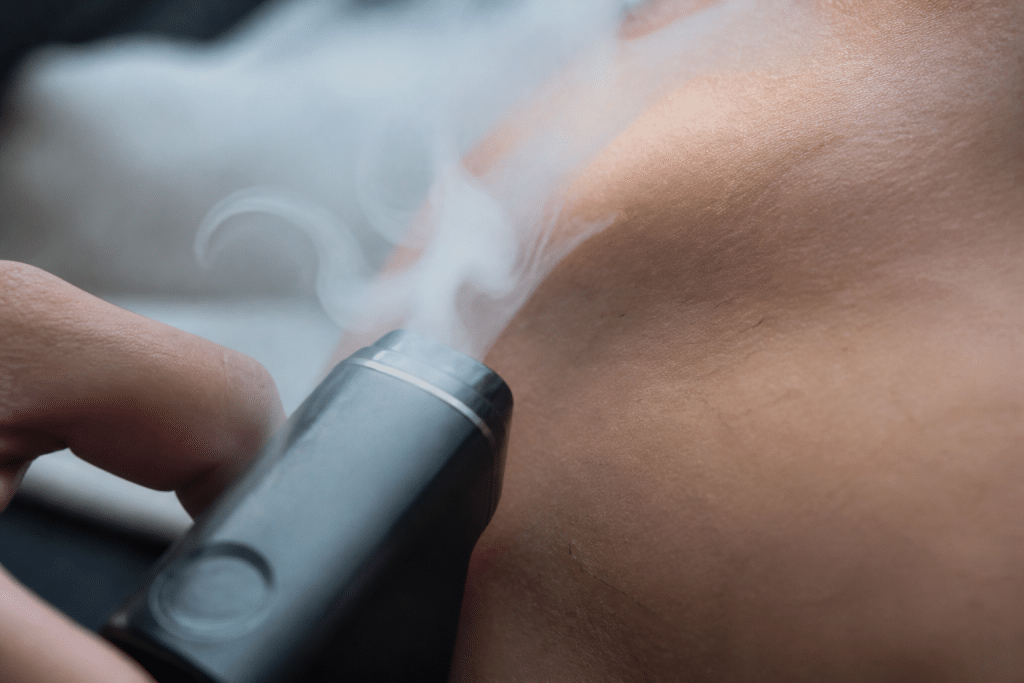 Vapeur blanche s'echappant d'un appareil electronique pres d'une peau