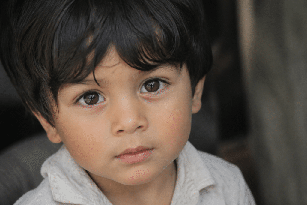 Enfant aux yeux marron fonces herites genetiquement