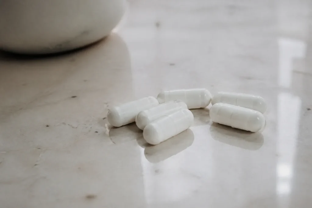 Gelules blanches posees sur une table claire